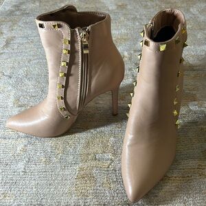 NEW!! Nicole Miller- Size 6-1/2  Tan ankle boots